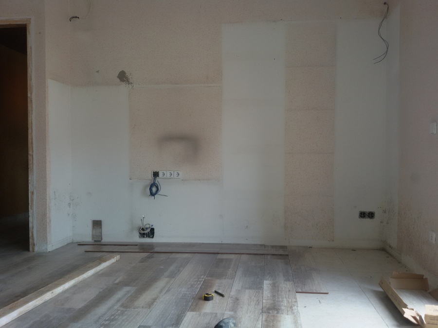 Enrrayolado suelo con cerámica imitación parquet.