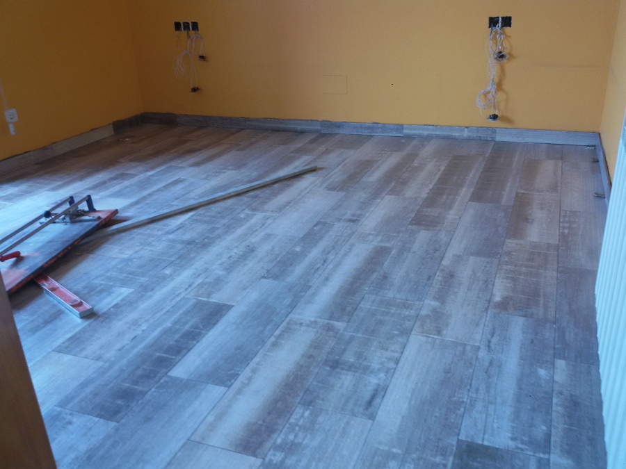 Enrrayolado suelo con cerámica imitación parquet.