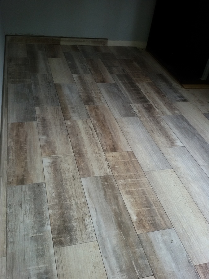 Enrrayolado suelo con cerámica imitación parquet.