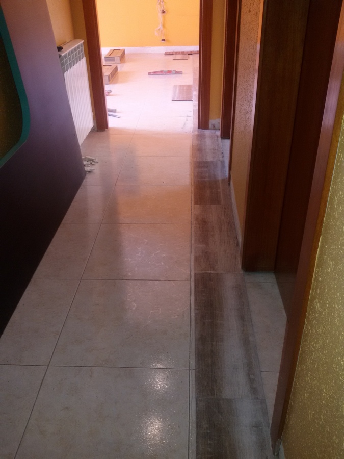 Enrrayolado suelo con cerámica imitación parquet.