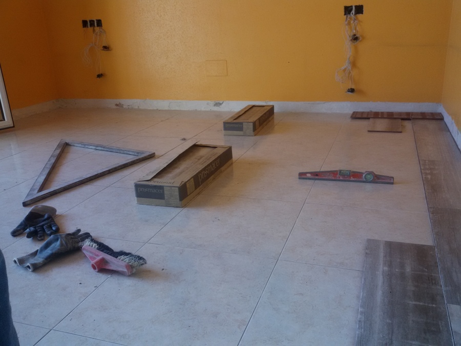 Enrrayolado suelo con cerámica imitación parquet.