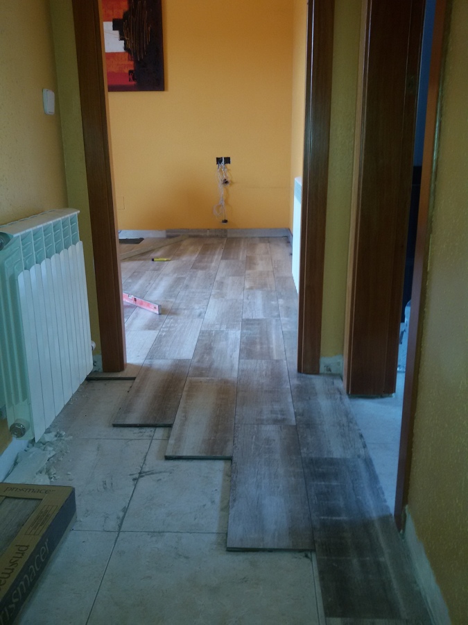 Enrrayolado suelo con cerámica imitación parquet.