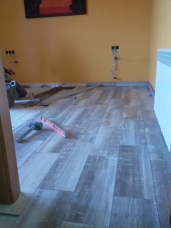 Enrrayolado suelo con cerámica imitación parquet.