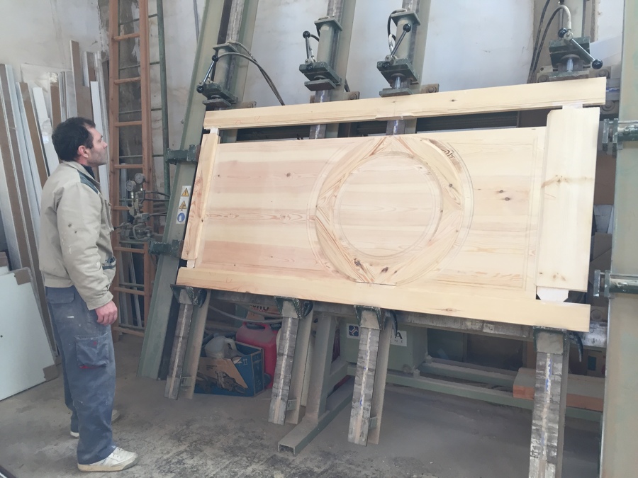 Ensamblaje de las piezas de la puerta en pleno proceso de fabricación 