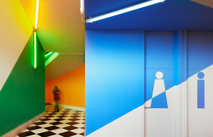 Entrada a discoteca y baños