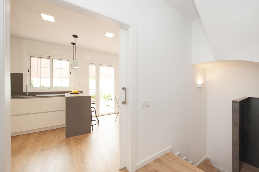 Entrada a la cocina con puerta corredera