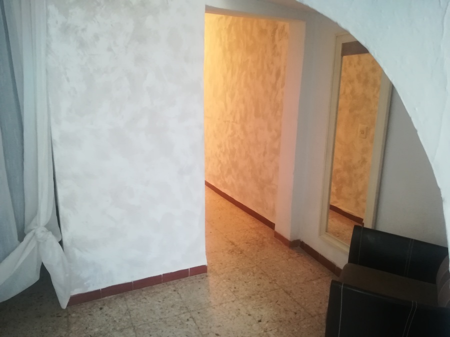 Entrada al pasillo pintada