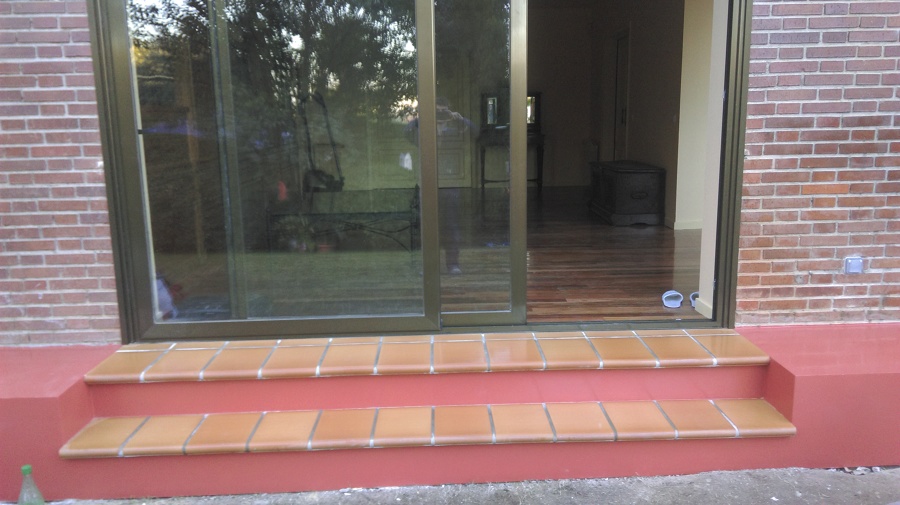 Entrada al salón desde el exterior con cristales correderos