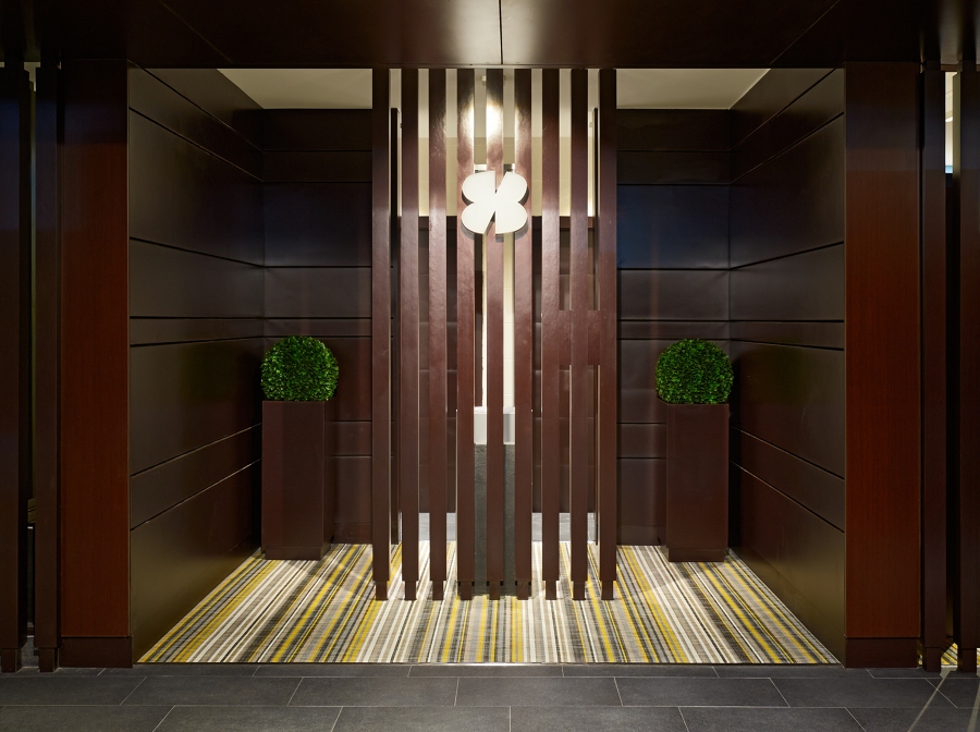 Entrada al vestuario con logo del Club