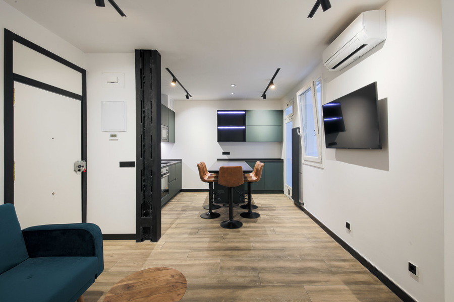 Entrada, cocina abierta al salón