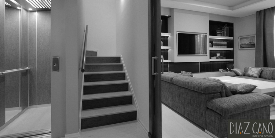 Entrada con ascensor y acceso al salón