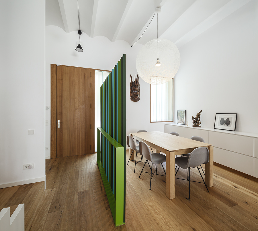 Entrada con celosía de separación