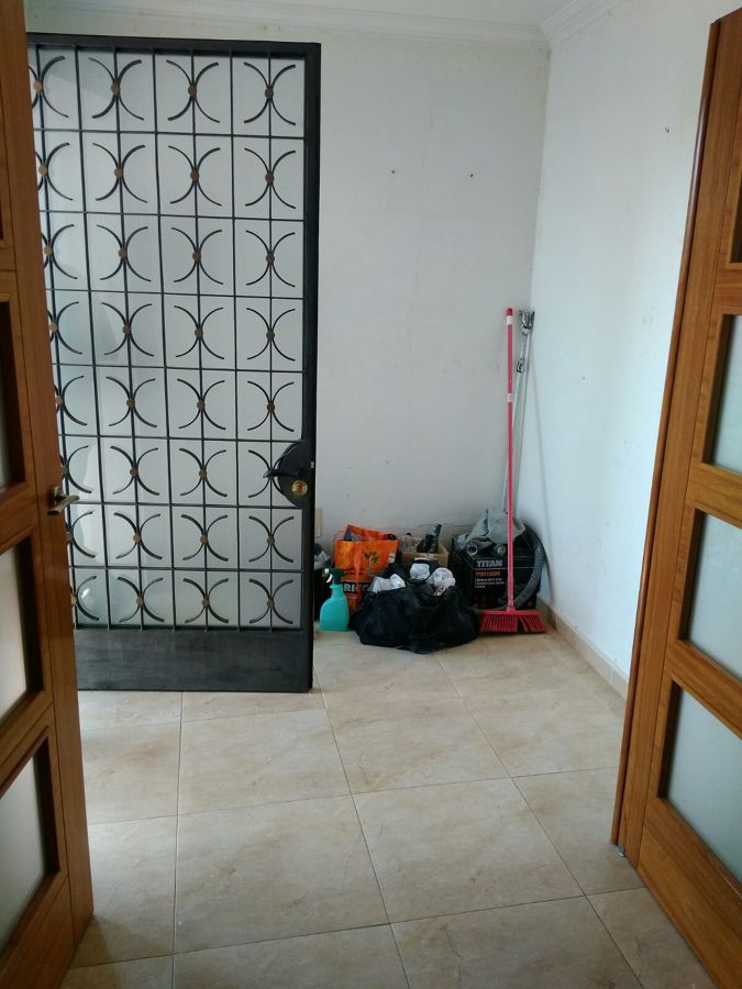 Entrada con paredes preparadas e imprimadas para pintar