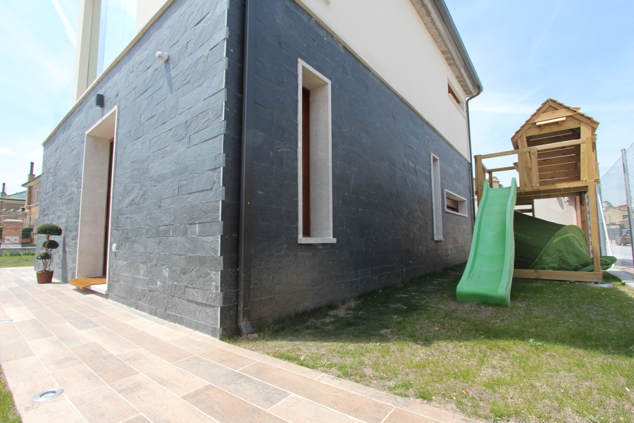 Entrada con parque infantil