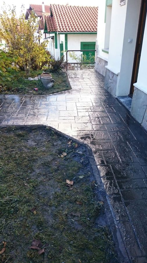 Entrada de la vivienda y periferia