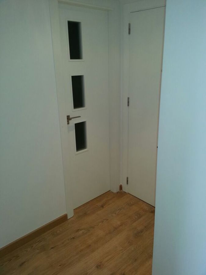 Entrada de vivienda y cuarto de baño