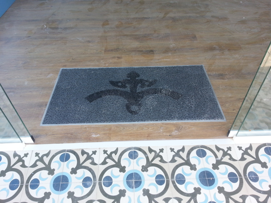 entrada felpudo con logo acabado