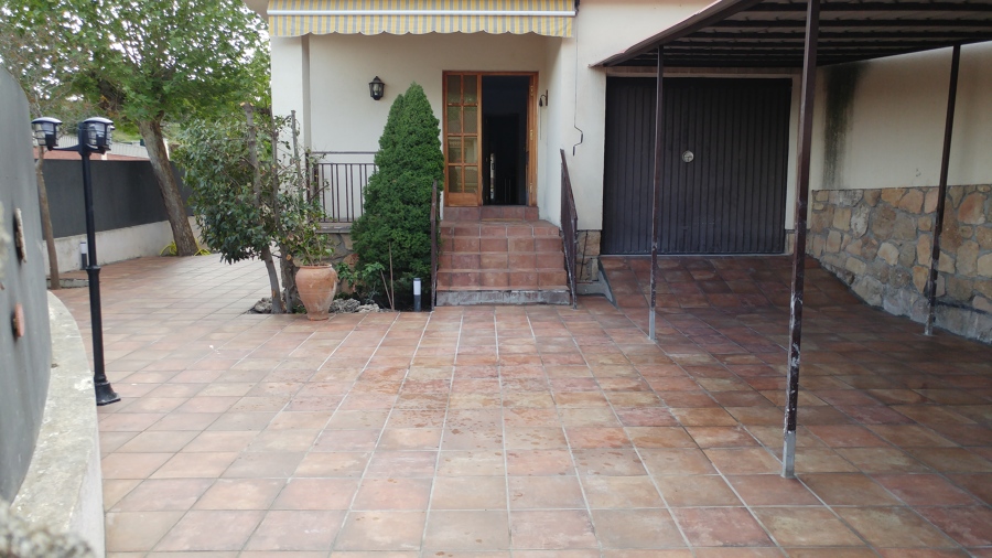 ENTRADA FINALIZADA SOLADA, RETIRADA DE ARBUSTOS E INSTALACION DE FAROLA Y FAROLILLOS EN SUELO