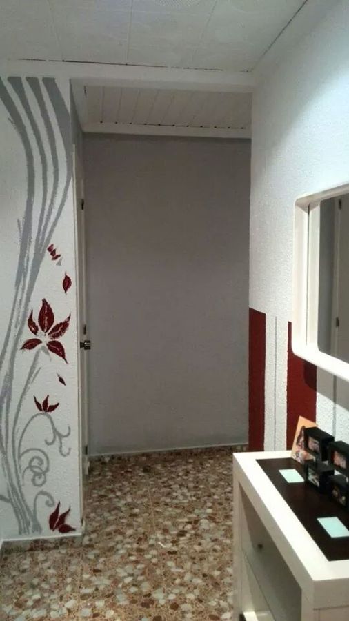 Entrada, flor en tonos rojos y grises.