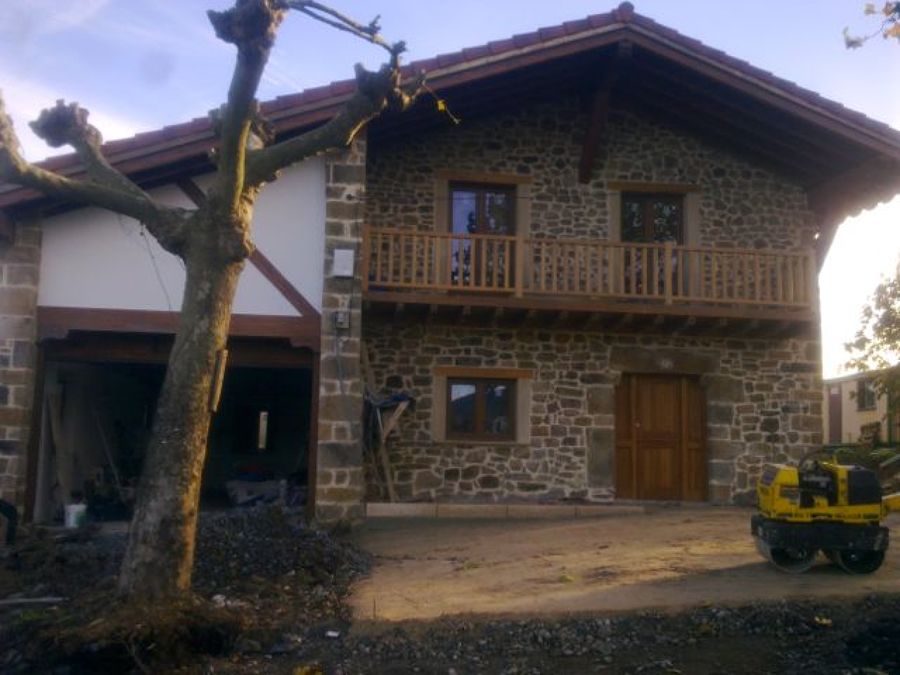 Entrada frontal en construcción