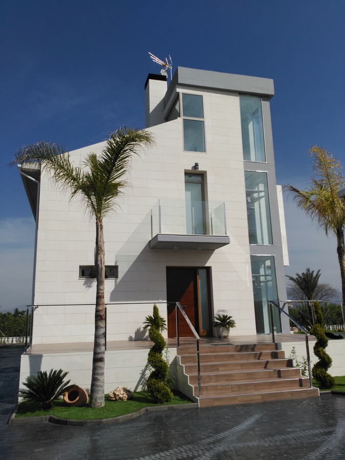 Entrada principal lateral vivienda