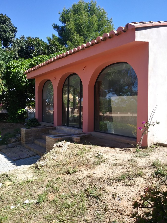 Entrada recién pintada