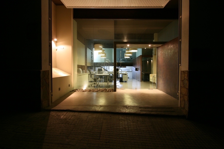 Entrada retrasada de la calle para crear un espacio más reservado