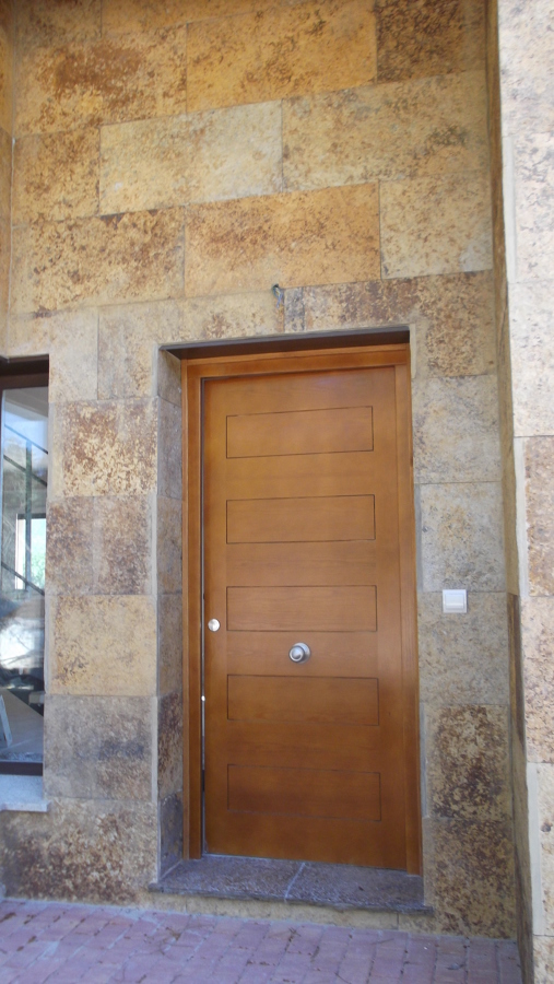 Entrada y pared chapada en piedra