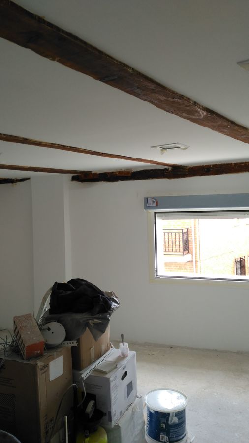 Envejecido de vigas de madera anteriormente blancas