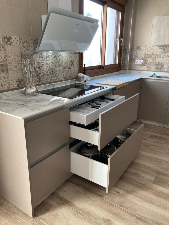 EQUIPAMIENTO INTERIOR