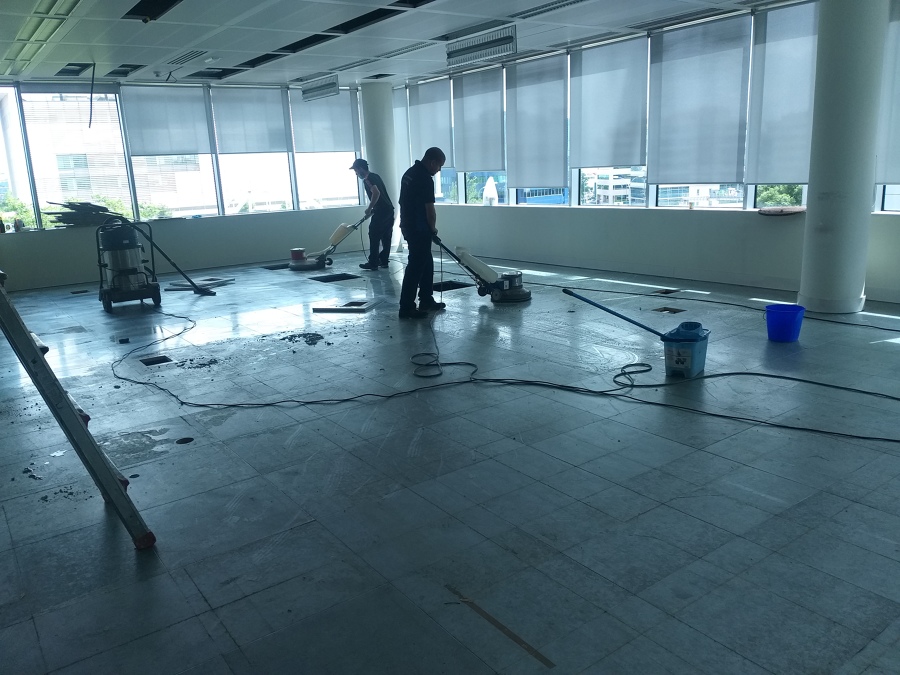 EQUIPO OZOMIL DECAPANDO SUELOS