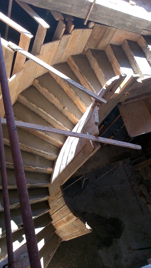 Escalera curva hormigón in situ