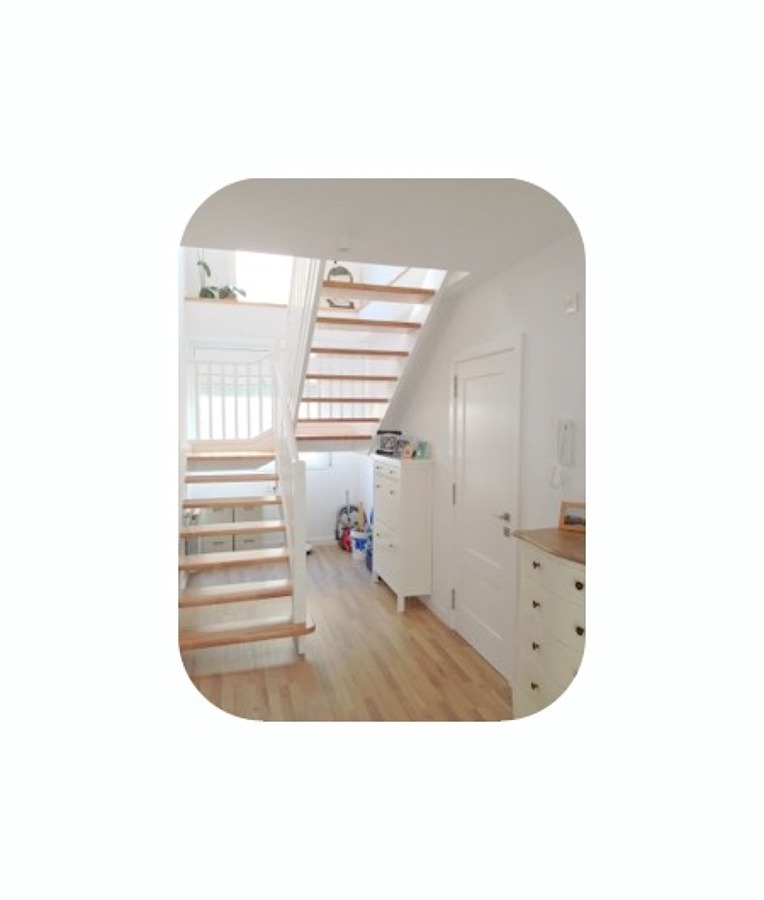 Escalera de estructura blanca 