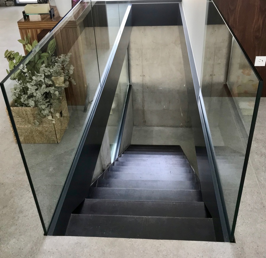 ESCALERA ACCESO A PLANTA INFERIOR