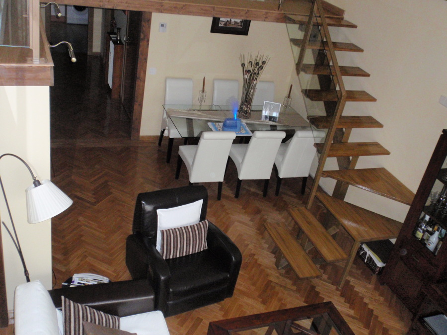 Escalera acceso entreplanta