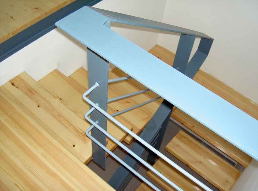 Escalera acceso instalaciones