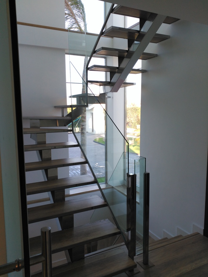 Escalera acero inox-Madera-Vidrio acceso a Planta Primera