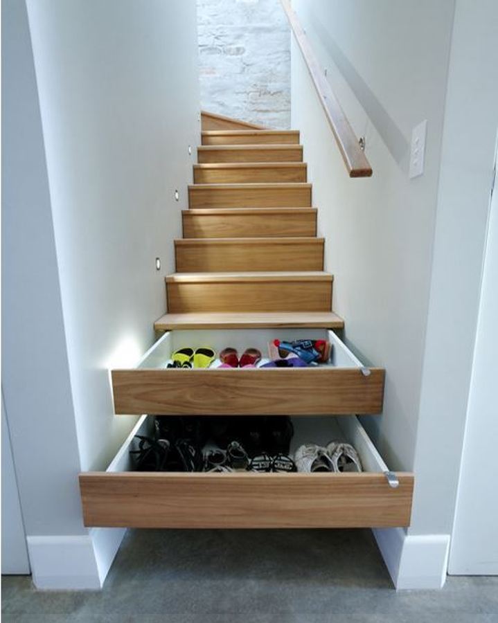 escalera con peldaños que sirven de almacenaje