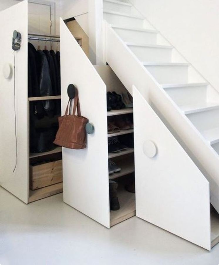 escaleras que sirven de armarios