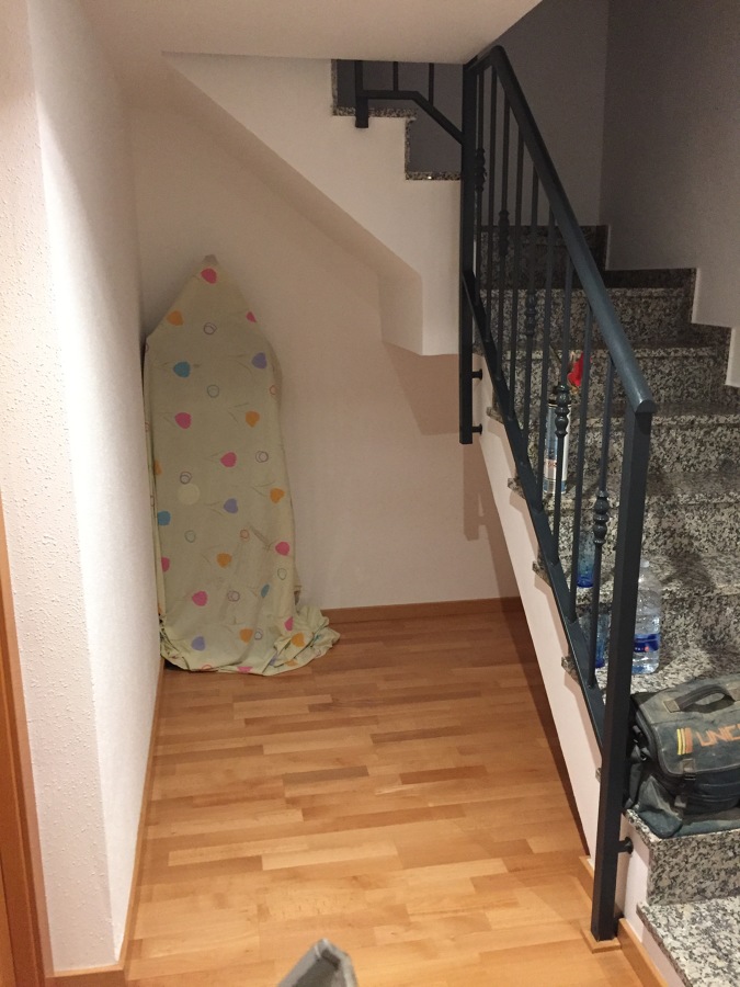 Escalera antes de realizar el armario