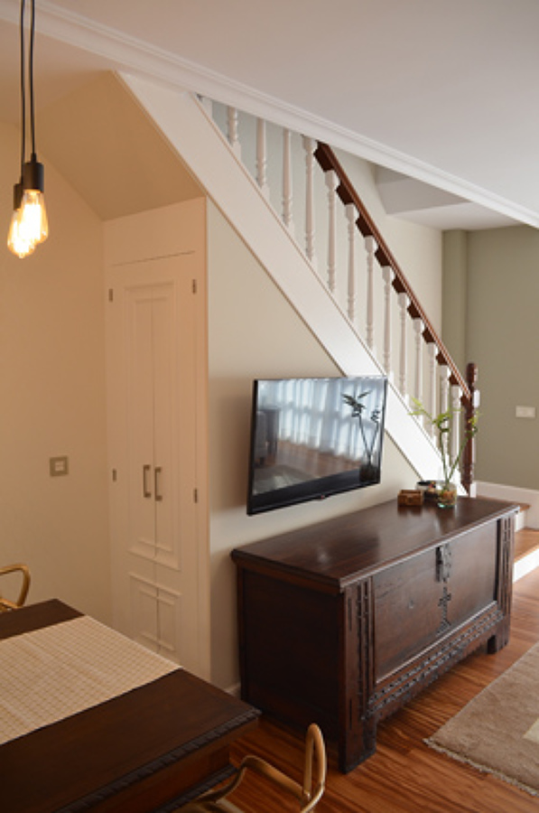 ESCALERA CON ARMARIO EMPOTRADO A MEDIDA