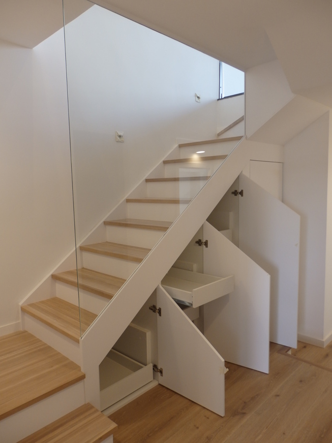 Escalera con armarios inferiores
