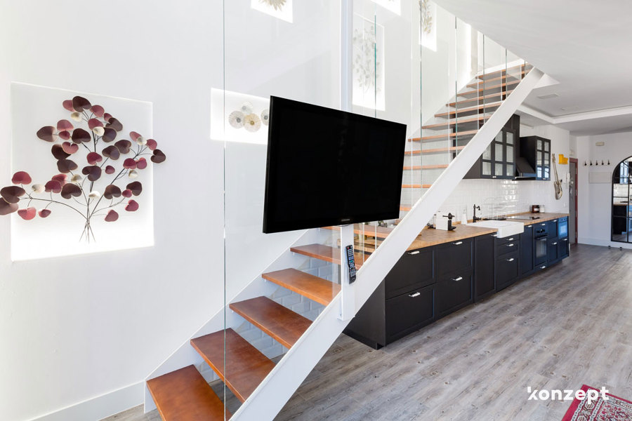 Escalera con detalle de hornacinas para cuadros retroiluminadas