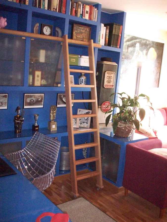 Escalera con guía en madera maciza para estantería