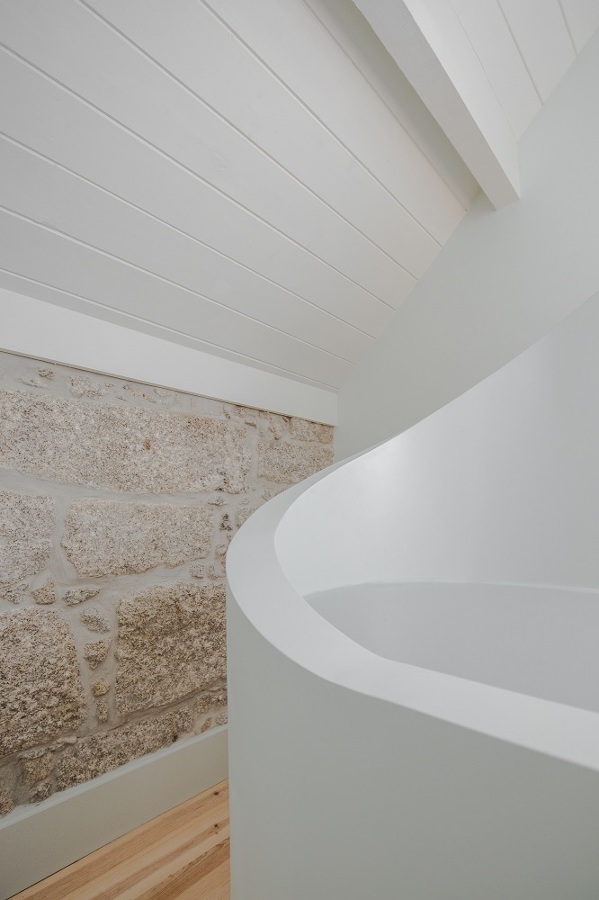 escalera con muro de piedra