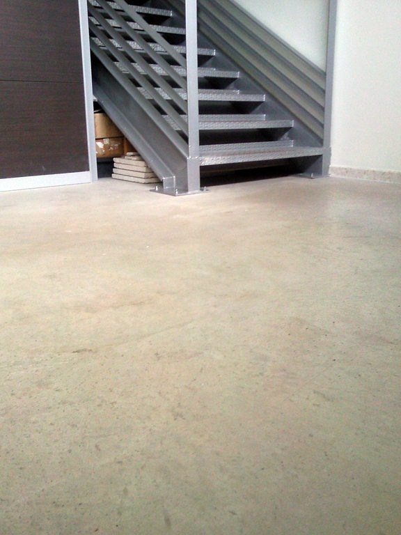 ESCALERA CON PARQUET FLOTANTE Y SUELO CON VINILO