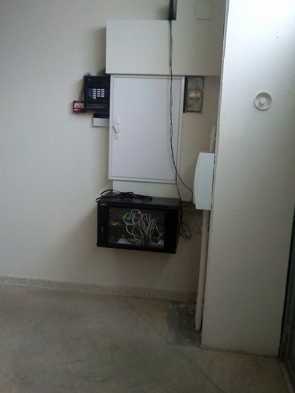 ESCALERA CON PARQUET FLOTANTE Y SUELO CON VINILO