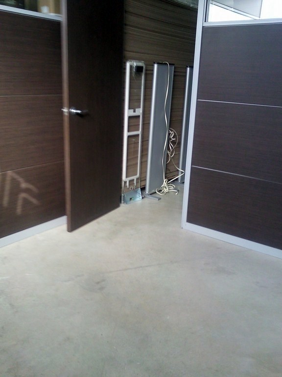 ESCALERA CON PARQUET FLOTANTE Y SUELO CON VINILO