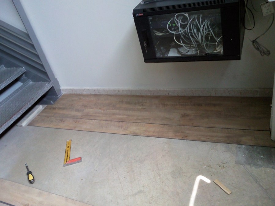 ESCALERA CON PARQUET FLOTANTE Y SUELO CON VINILO