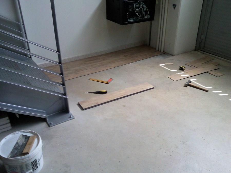 ESCALERA CON PARQUET FLOTANTE Y SUELO CON VINILO